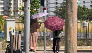 Termometreler 40 dereceye yaklaştı: Şemsiye a&ccedil;tılar