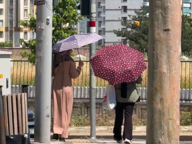 Termometreler 40 dereceye yaklaştı: Şemsiye a&ccedil;tılar