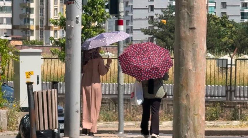 Termometreler 40 dereceye yaklaştı: Vatandaşlar şemsiye a&ccedil;tı