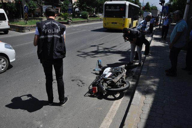 Minibüsle motosiklet çarpıştı: 1 yaralı