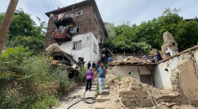 Karab&uuml;k&rsquo;te ev yangını b&uuml;y&uuml;meden s&ouml;nd&uuml;r&uuml;ld&uuml; 3
