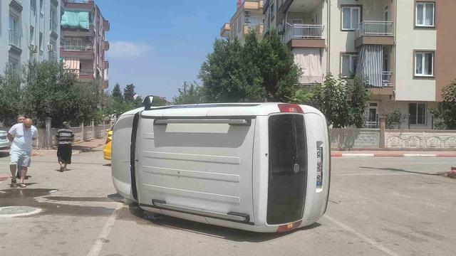 Taksi ile çarpışan hafif ticari araç yan yattı 4