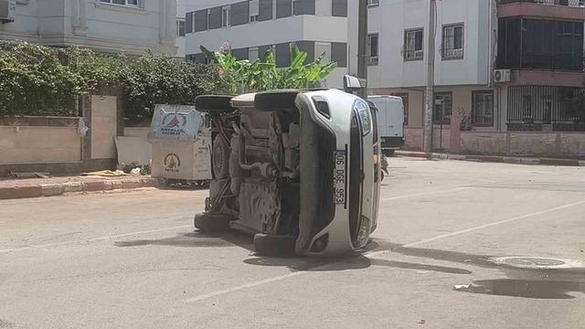 Taksi ile çarpışan hafif ticari araç yan yattı 3