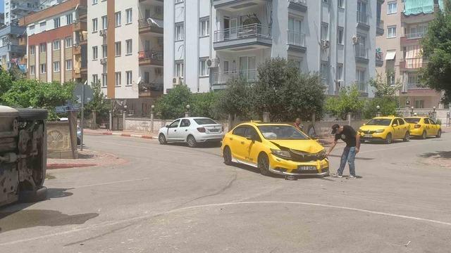 Taksi ile çarpışan hafif ticari araç yan yattı 2