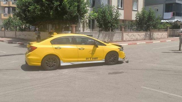Taksi ile çarpışan hafif ticari araç yan yattı 1