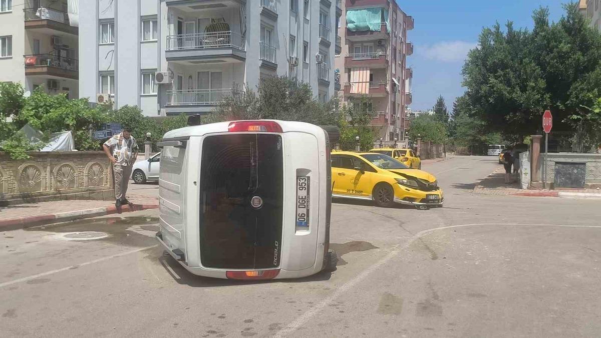 Taksi ile çarpışan hafif ticari araç yan yattı