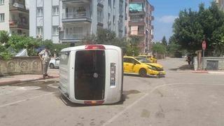 Taksi ile çarpışan hafif ticari araç yan yattı