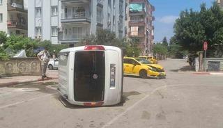 Taksi ile &ccedil;arpışan hafif ticari ara&ccedil; yan yattı