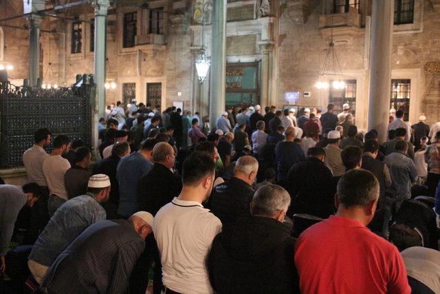 Eyüp Sultan Camii'nde ilk teravih namazı