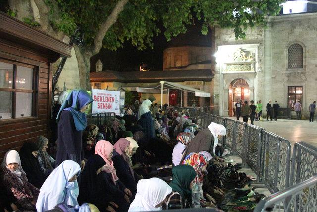 Eyüp Sultan Camii'nde ilk teravih namazı