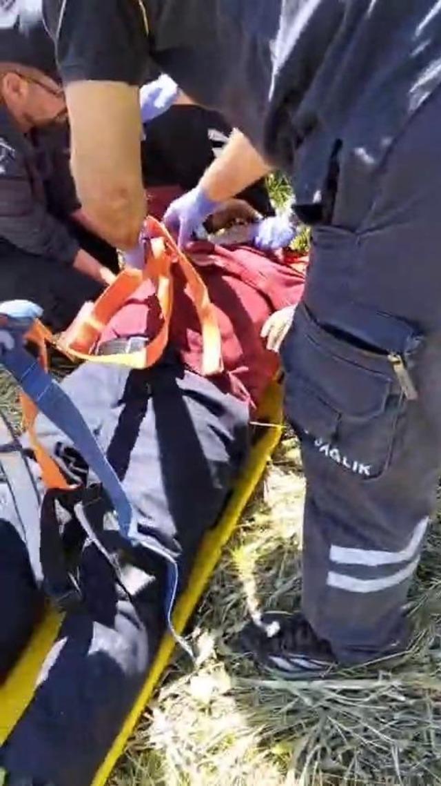 Sivas&rsquo;ta kontrolden &ccedil;ıkan trakt&ouml;r devrildi: 1 ağır yaralı 2