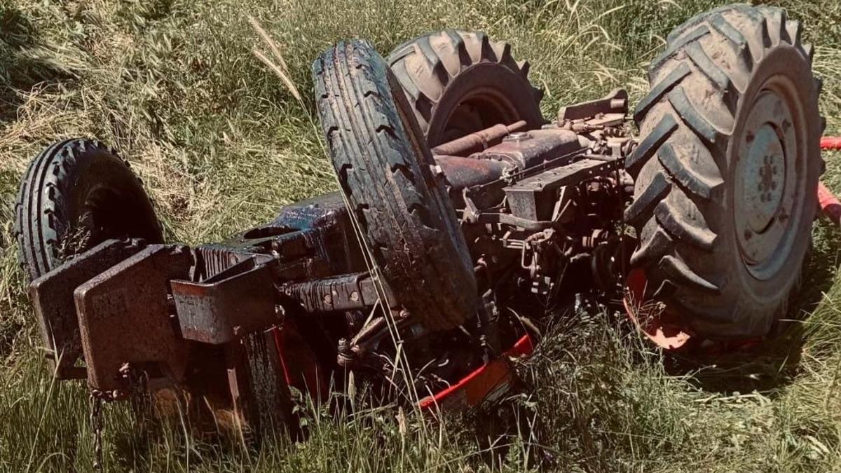 Sivas’ta kontrolden çıkan traktör devrildi: 1 ağır yaralı