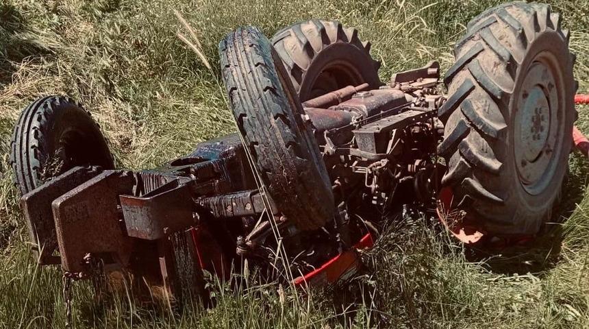 Sivas&rsquo;ta kontrolden &ccedil;ıkan trakt&ouml;r devrildi: 1 ağır yaralı