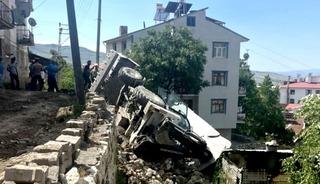 &Ccedil;emişgezek&rsquo;te iş makinesi devrildi