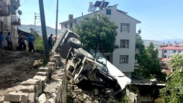 Çemişgezek’te iş makinesi devrildi