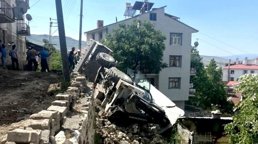 &Ccedil;emişgezek&rsquo;te iş makinesi devrildi