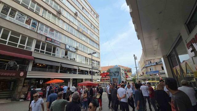 8 katlı iş hanından düşen sıva parçaları 2 kişiyi yaraladı 7