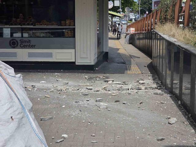 8 katlı iş hanından düşen sıva parçaları 2 kişiyi yaraladı 5