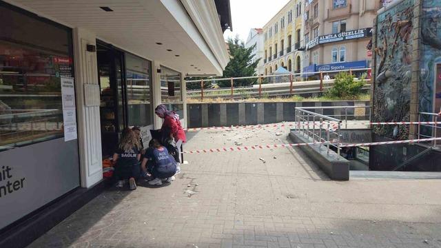 8 katlı iş hanından düşen sıva parçaları 2 kişiyi yaraladı 3