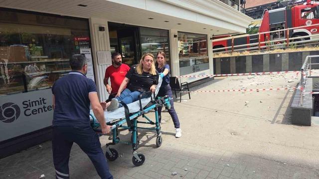 8 katlı iş hanından düşen sıva parçaları 2 kişiyi yaraladı 1