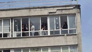 8 katlı iş hanından düşen sıva parçaları 2 kişiyi yaraladı