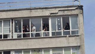 8 katlı iş hanından d&uuml;şen sıva par&ccedil;aları 2 kişiyi yaraladı