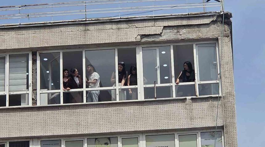 8 katlı iş hanından d&uuml;şen sıva par&ccedil;aları 2 kişiyi yaraladı