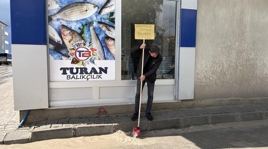 Diyadin&rsquo;de sağanak yağış sonrası su birikintileri oluştu