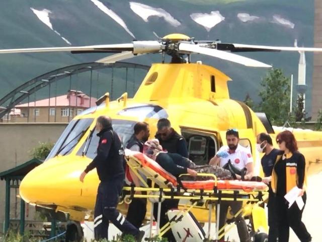 Erzurum&rsquo;da zamana karşı yarış: Kalp krizi ge&ccedil;iren hasta ambulans helikopterle hastaneye yetiştirildi