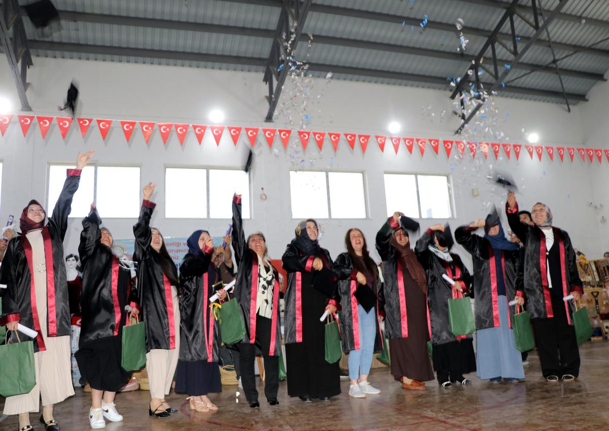 56 yaşında lise diplomasını aldı: Hedefi &uuml;niversite 1