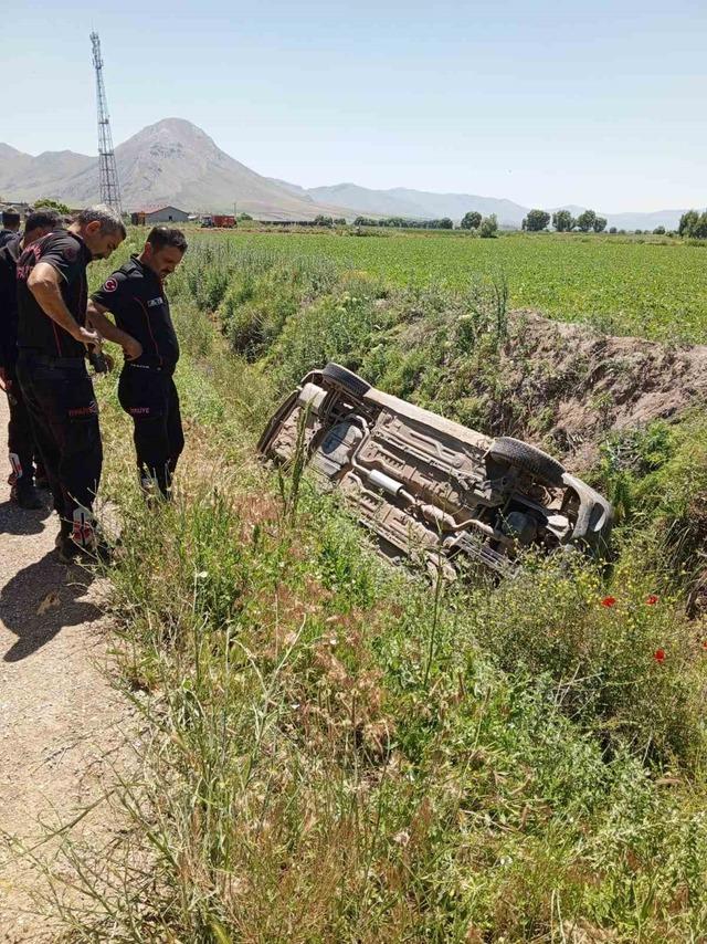 Kahramanmaraş&rsquo;ta otomobil kanala u&ccedil;tu: 4 yaralı 2