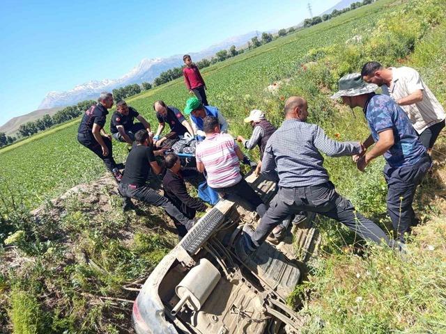 Kahramanmaraş&rsquo;ta otomobil kanala u&ccedil;tu: 4 yaralı 1