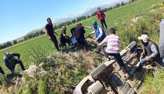 Kahramanmaraş&rsquo;ta otomobil kanala u&ccedil;tu: 4 yaralı