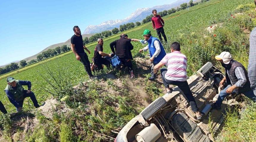 Kahramanmaraş&rsquo;ta otomobil kanala u&ccedil;tu: 4 yaralı