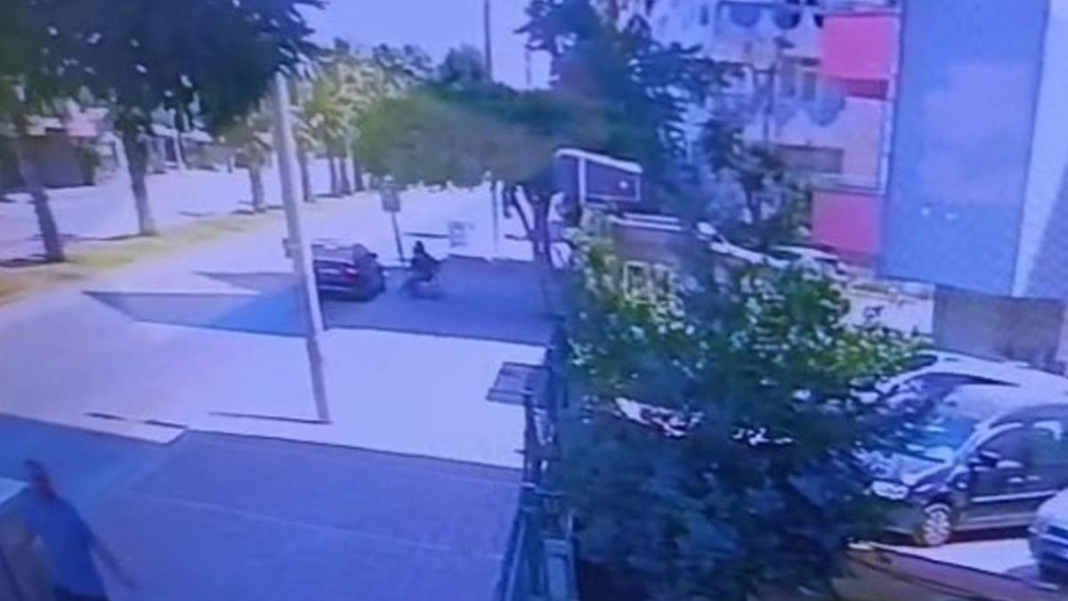 Yer: Antalya! Genç kadını çocuğunun yanında tekme 