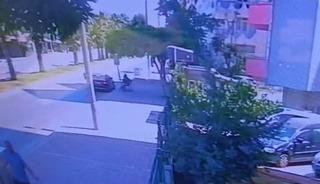 Yer: Antalya! Gen&ccedil; kadını &ccedil;ocuğunun yanında tekme tokat d&ouml;v&uuml;p kayda aldılar