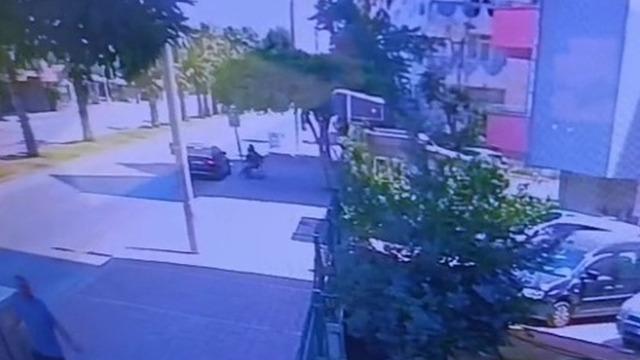 Yer: Antalya! Gen&ccedil; kadını &ccedil;ocuğunun yanında tekme tokat d&ouml;v&uuml;p kayda aldılar