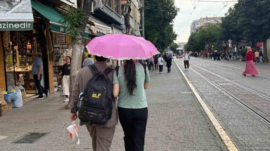 Eskişehir&rsquo;de beklenen g&ouml;k g&uuml;r&uuml;lt&uuml;l&uuml; sağanak yağış etkili oldu