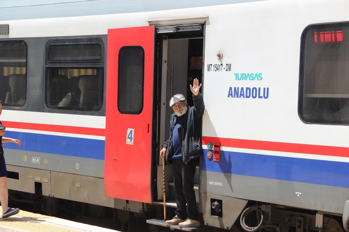 Zirveden sokaklara! Bir zamanlar patrondu şimdi trenlerde yaşıyor 1