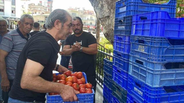 Halde alıcı bulamadığı 4 ton ürünü vatandaşlara ücretsiz dağıttı 1