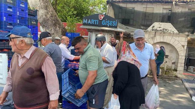 Halde alıcı bulamadığı 4 ton ürünü vatandaşlara ücretsiz dağıttı 2