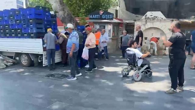 Halde alıcı bulamadığı 4 ton ürünü vatandaşlara ücretsiz dağıttı