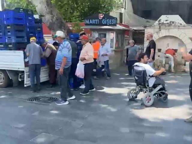 Halde alıcı bulamadığı 4 ton &uuml;r&uuml;n&uuml; vatandaşlara &uuml;cretsiz dağıttı