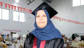 56 yaşında lise diplomasını aldı: Hedefi &uuml;niversite