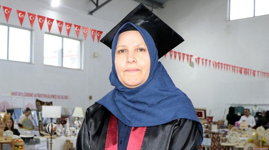 56 yaşında lise diplomasını aldı: Hedefi &uuml;niversite