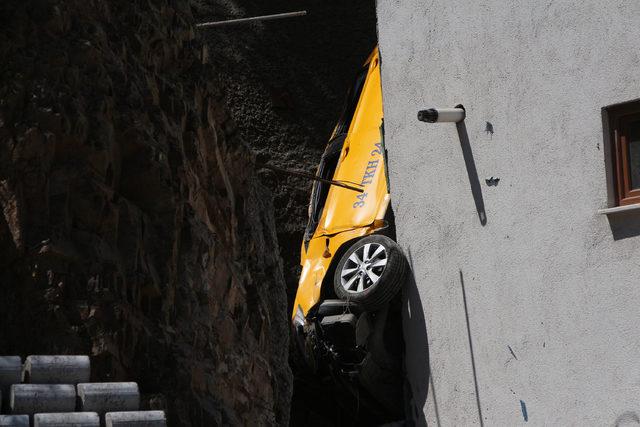 Kağıthane'de şaşkına çeviren kaza: Taksi 30 metreden aşağı uçtu (2)