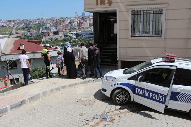 Kağıthane'de şaşkına çeviren kaza: Taksi 30 metreden aşağı uçtu (2)