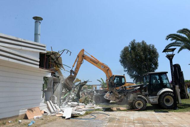 Mersin'de yıkıma benzinle direnenlere polis müdahalesi