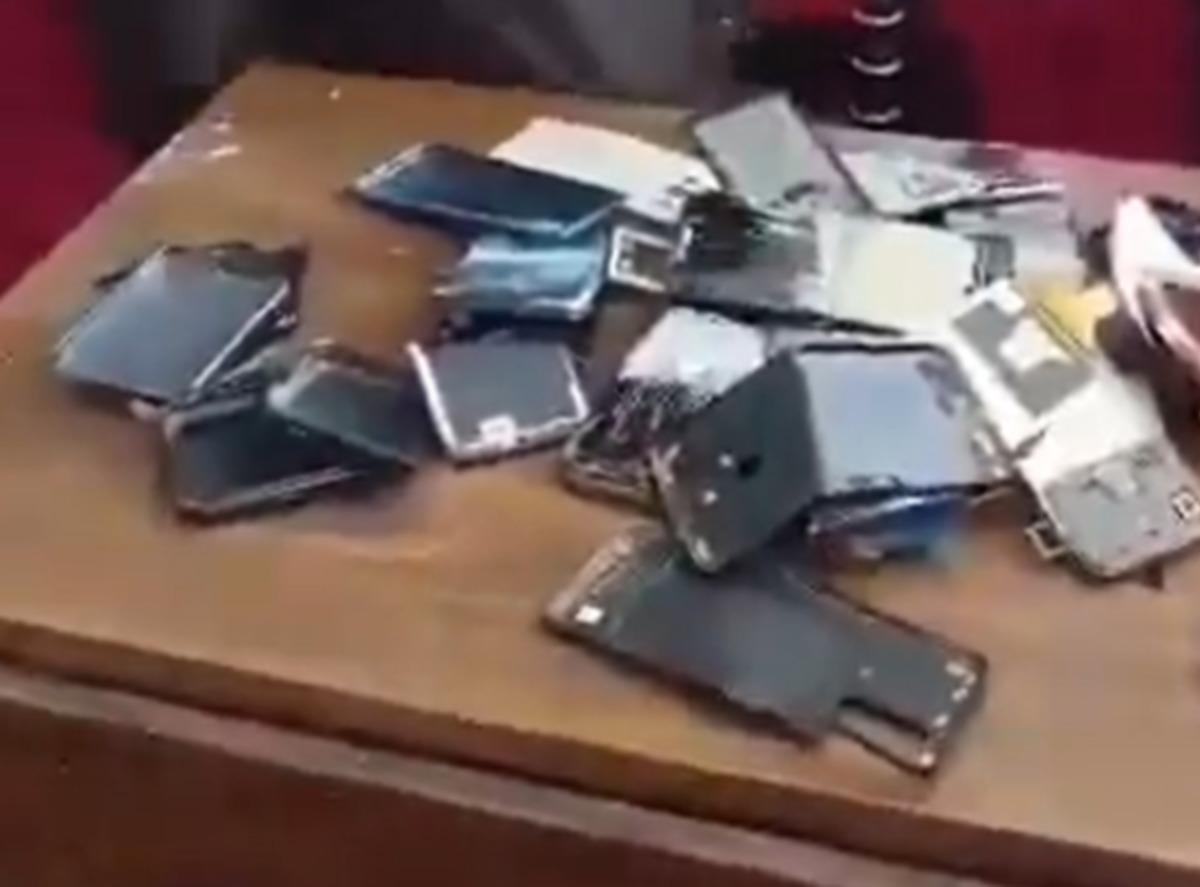 Akıllı telefon yasağı! Taliban tek tek toplayıp parçalıyor 1