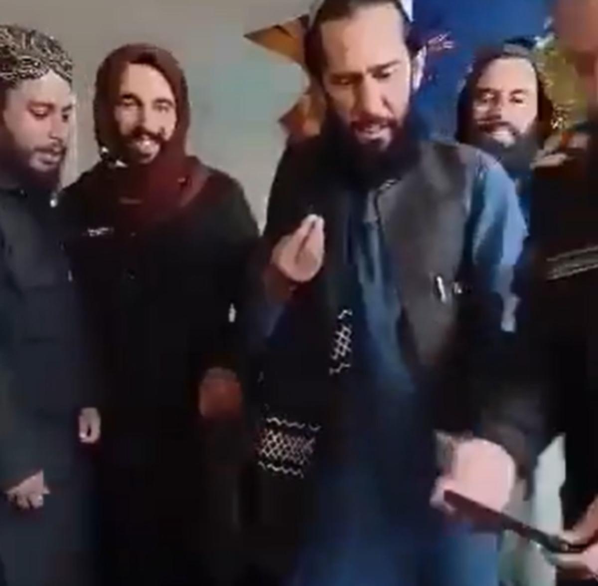 Akıllı telefon yasağı! Taliban tek tek toplayıp parçalıyor 2